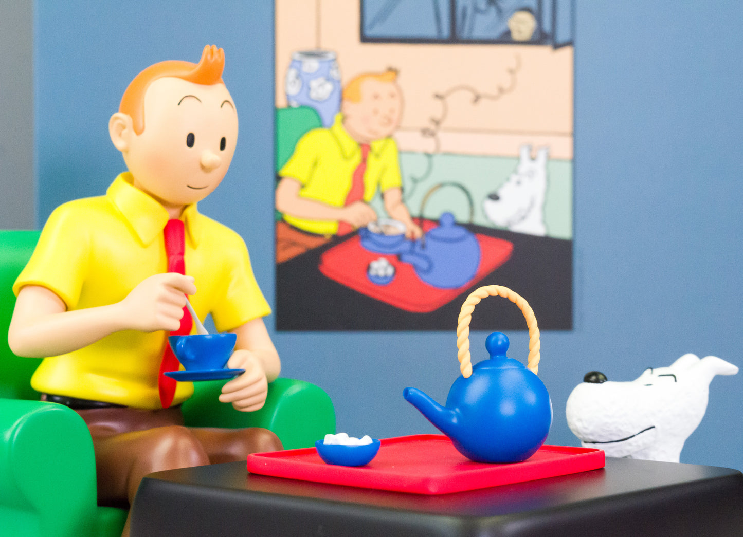 Statuette Moulinsart 47002 Tintin Drinking Tea: Blue Lotus 2023 Colorised 18cm Resin model