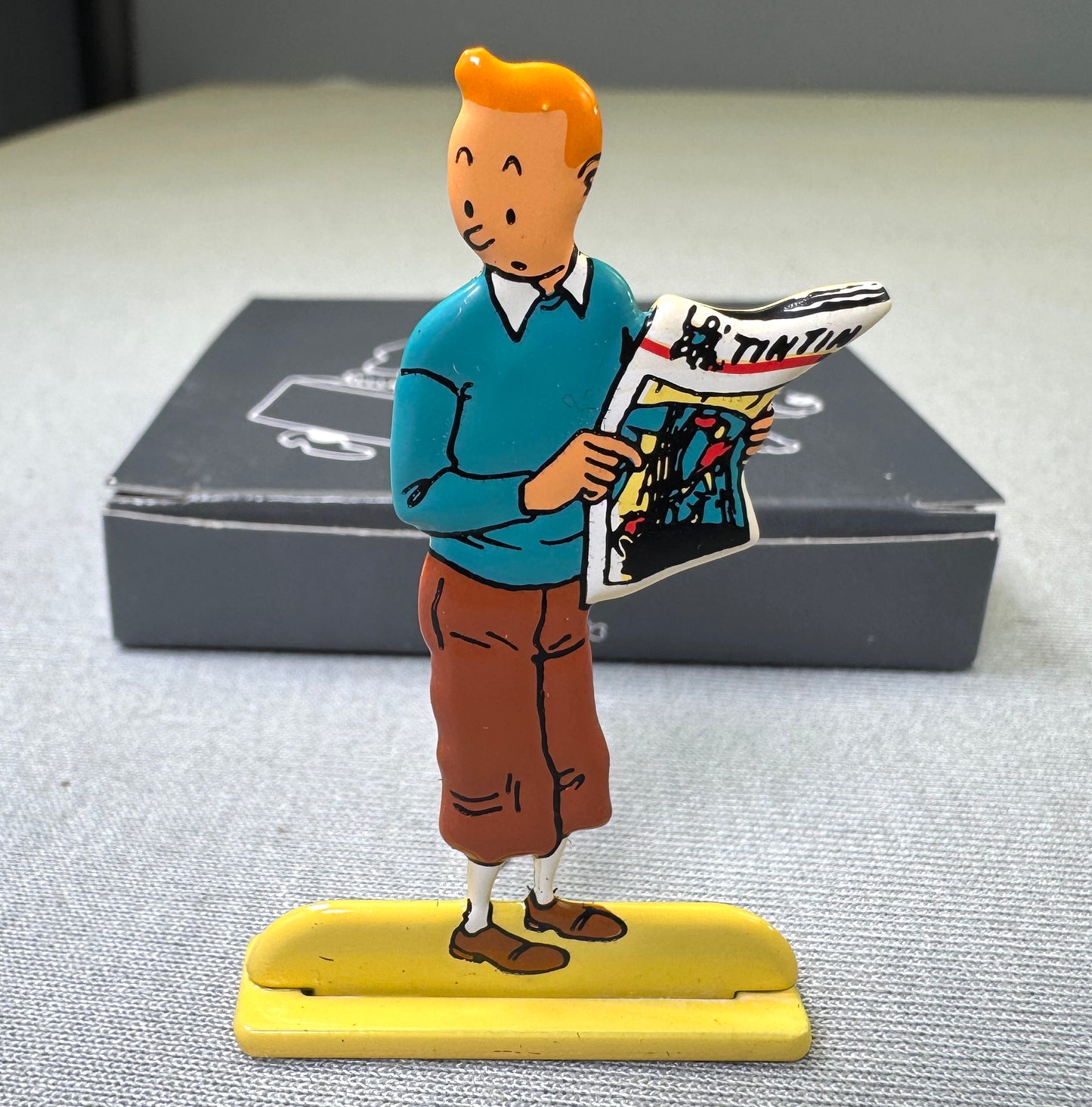 Archives Moulinsart 2D Metal Figurine: Reading Journal Tintin Relief Figure/Model