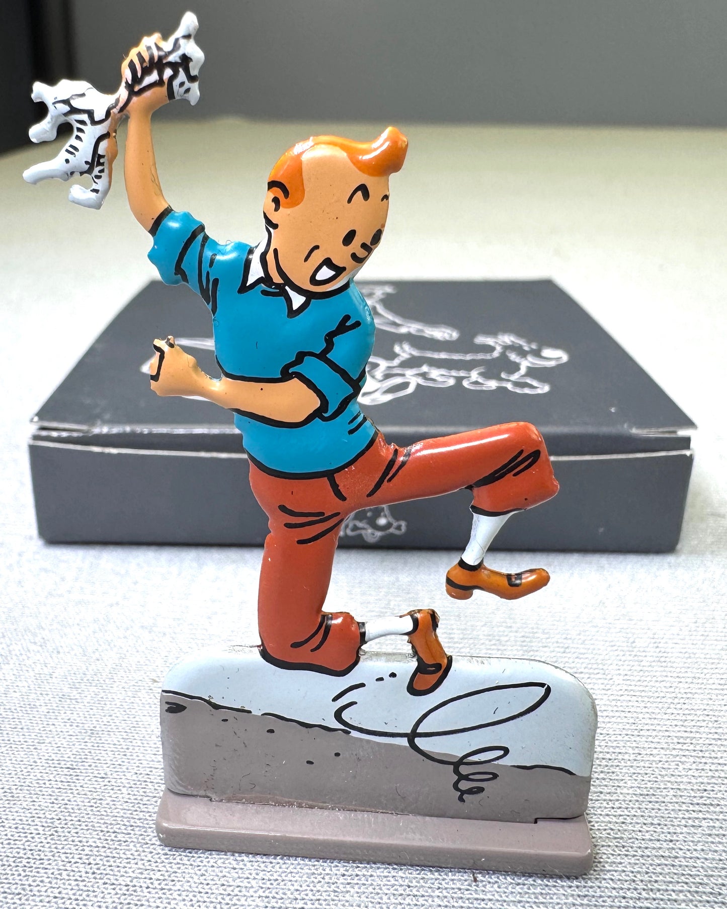 Archives Moulinsart 2D Metal Figurine: Tintin Rejoicing Prisoners Sun Figure/Model