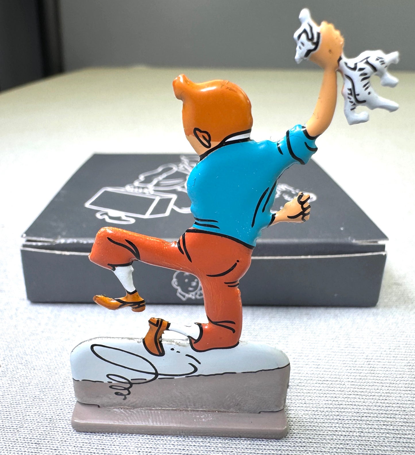 Archives Moulinsart 2D Metal Figurine: Tintin Rejoicing Prisoners Sun Figure/Model