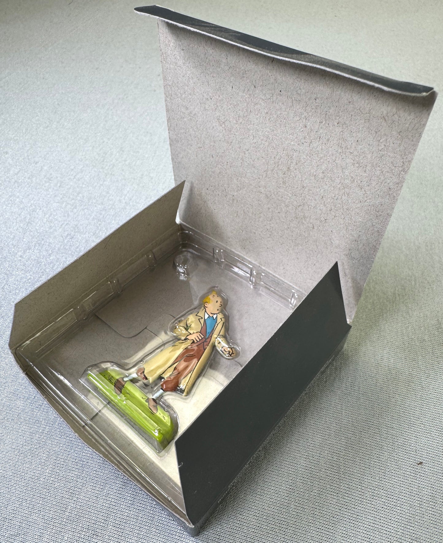 ARCHIVES Moulinsart 2D Metal Figurine: Tintin in Long Coat Relief Figure/Model