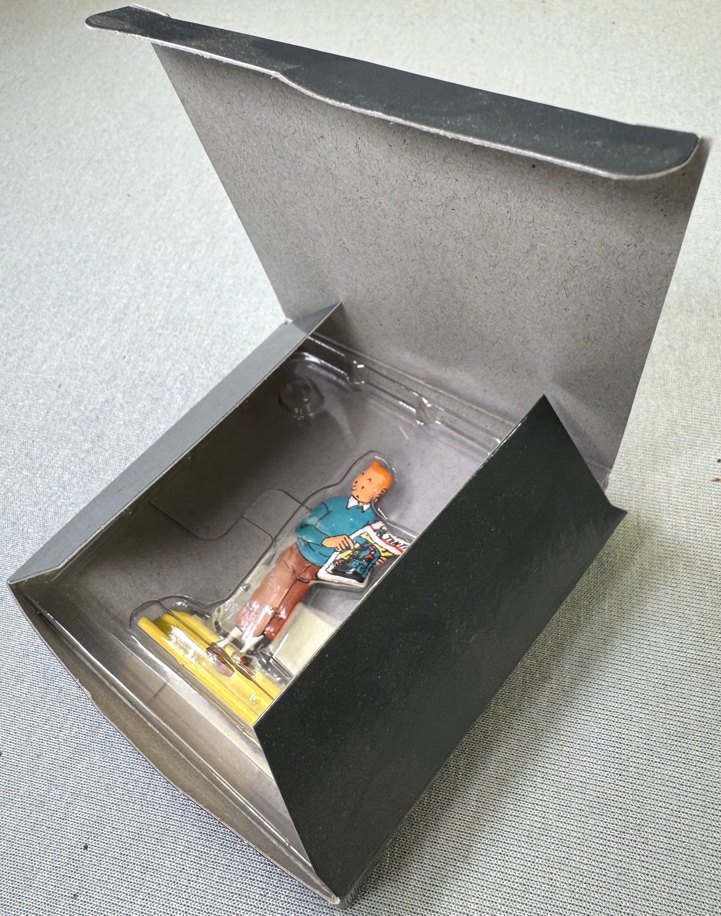 Archives Moulinsart 2D Metal Figurine: Reading Journal Tintin Relief Figure/Model