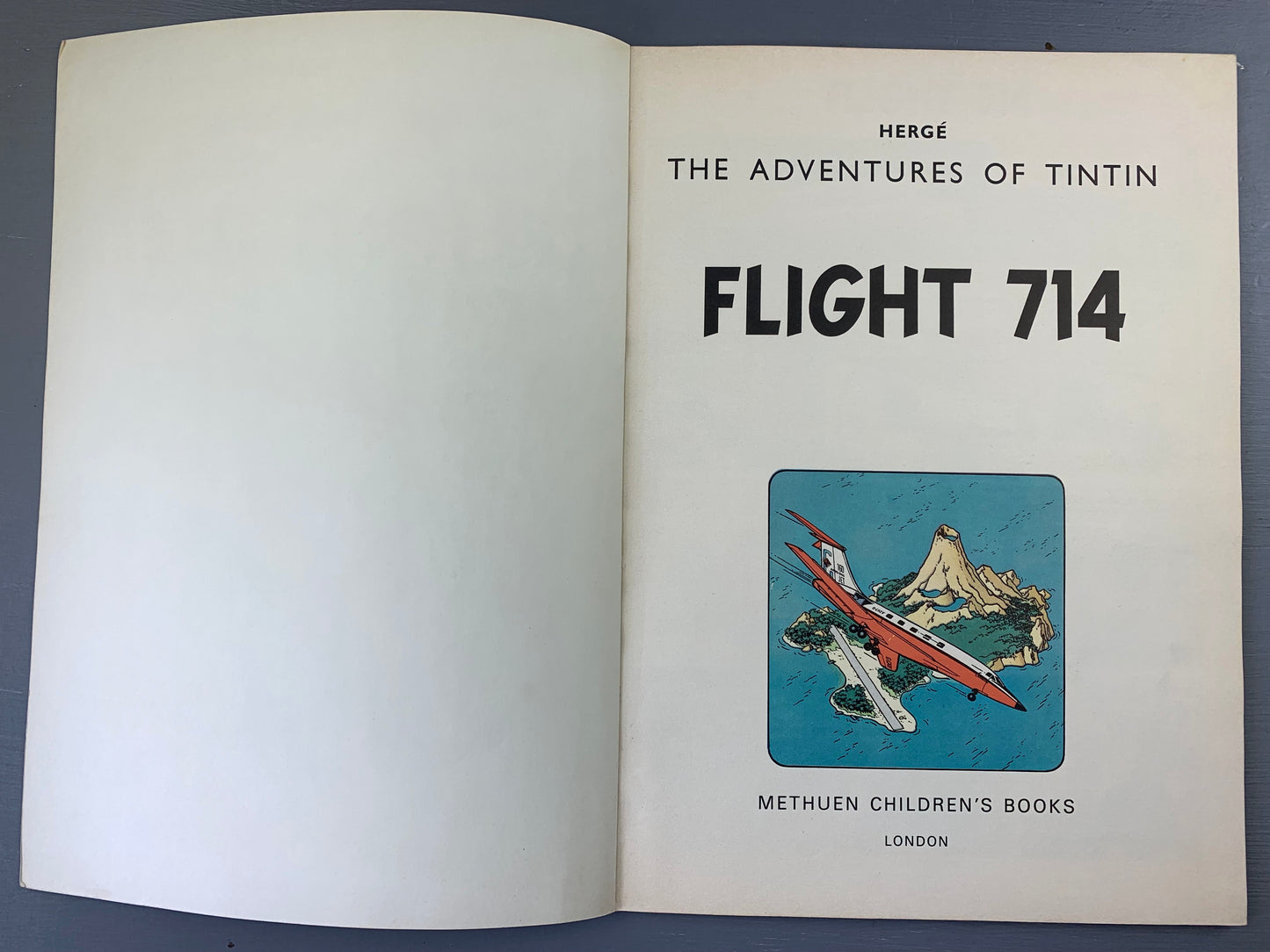 Flight 714 - Tintin 1975 Methuen 1st UK Paperback Edition Book