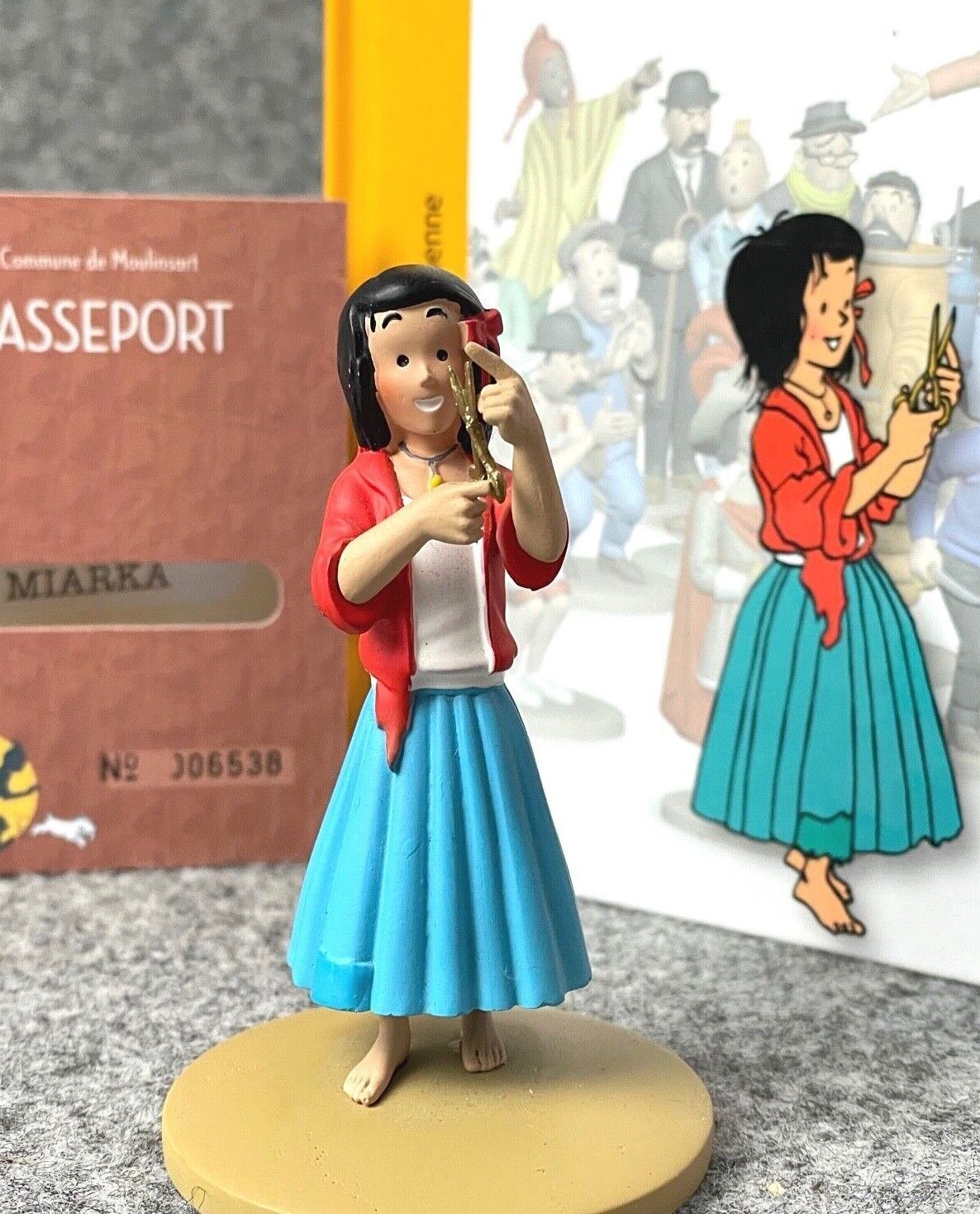 Tintin Figurines Officielle #91 Gypsy girl Miarka Castafiore Emerald resin model