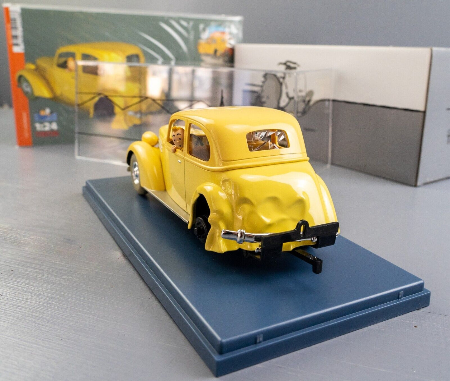 VOITURE TINTIN 1/24 #29961 Broken Car: Crab Golden Claws Hachette Model Car 61