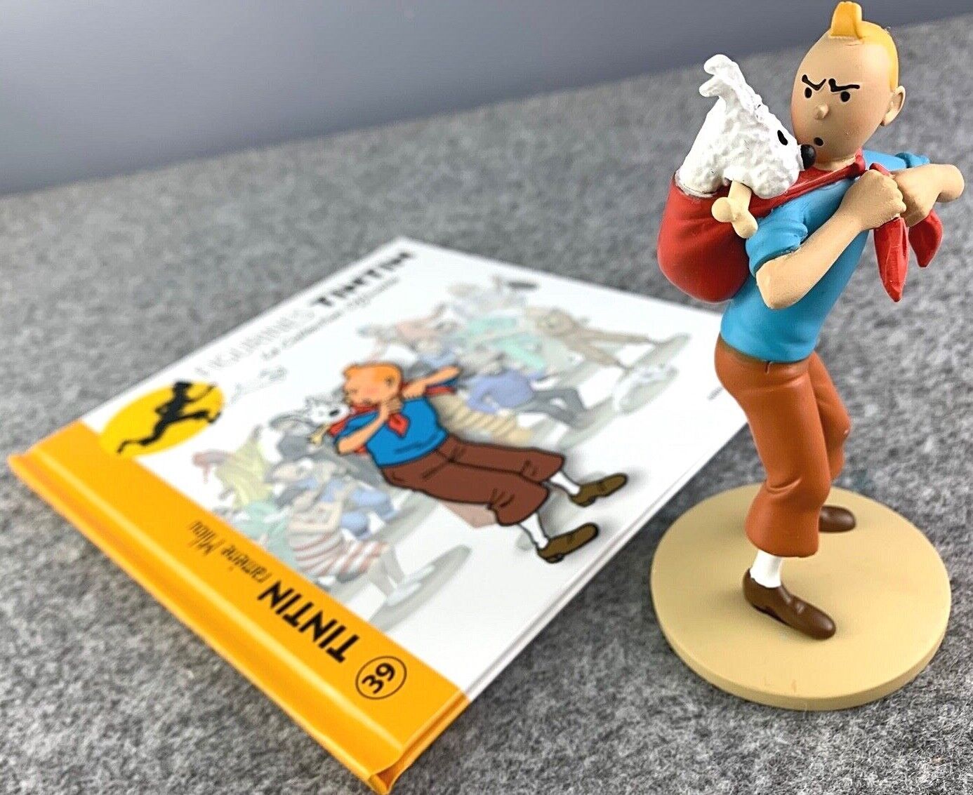 Tintin Figurine Officielle # 39 - Tintin with Snowy on back Herge model ML