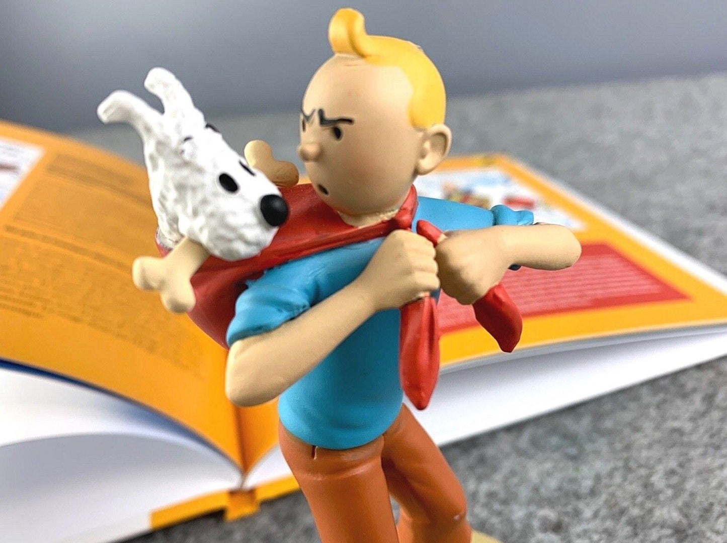 Tintin Figurine Officielle # 39 - Tintin with Snowy on back Herge model ML