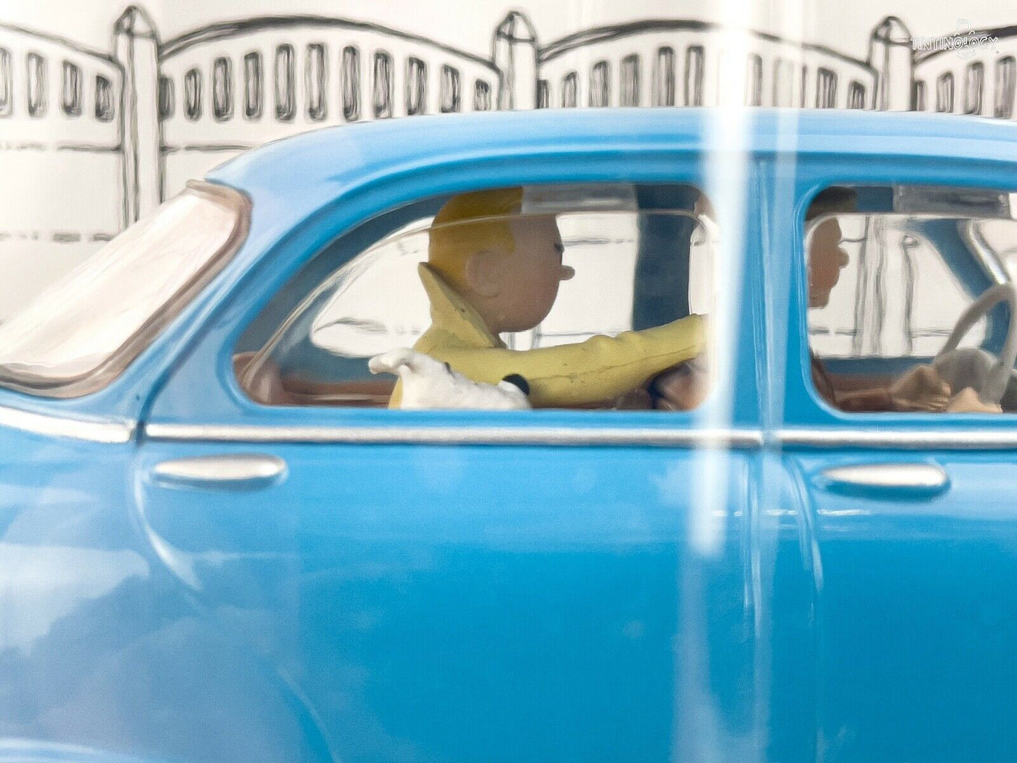 HACHETTE Tintin Car 1/24 #30 Panhard Dana Z: Red Sea Sharks Model Voiture Figure
