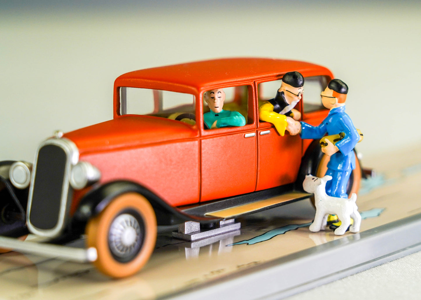 MOULINSART TINTIN CAR #2 Dr Wang's Red Limo: Blue Lotus Model car 1/43 Scale (Copy)