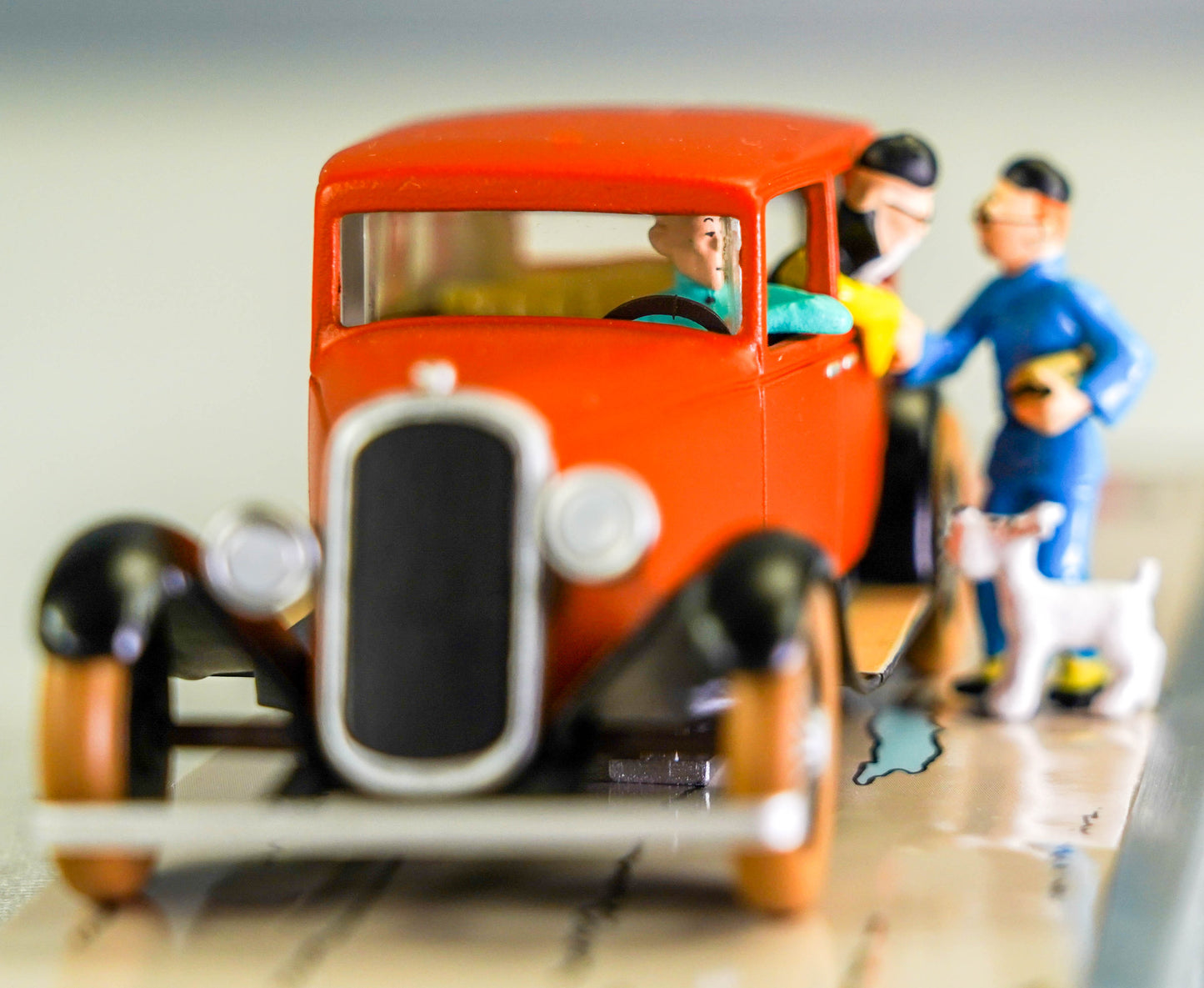MOULINSART TINTIN CAR #2 Dr Wang's Red Limo: Blue Lotus Model car 1/43 Scale (Copy)