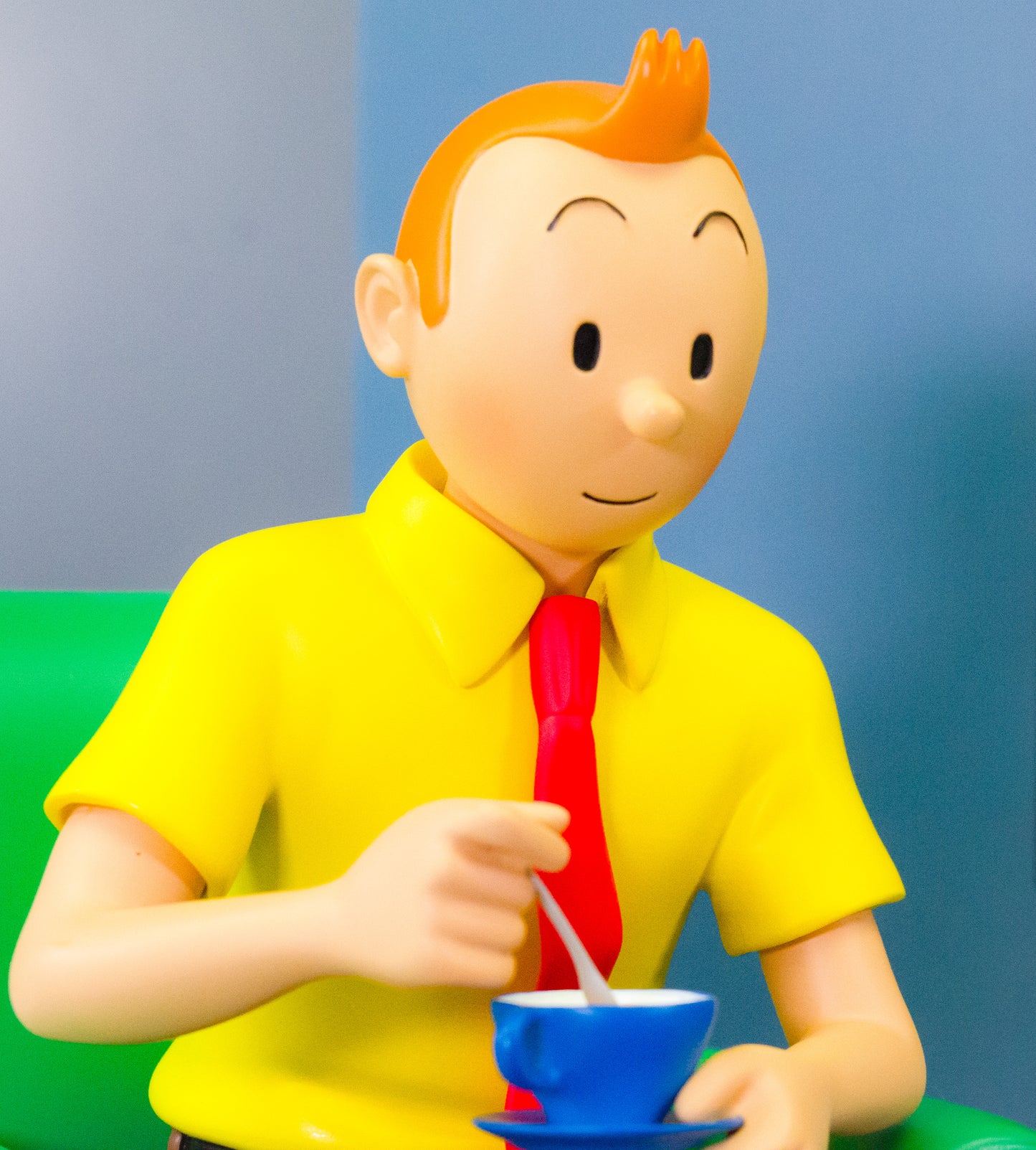Statuette Moulinsart 47002 Tintin Drinking Tea: Blue Lotus 2023 Colorised 18cm Resin model
