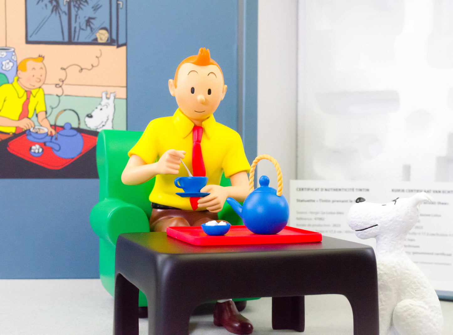 Statuette Moulinsart 47002 Tintin Drinking Tea: Blue Lotus 2023 Colorised 18cm Resin model