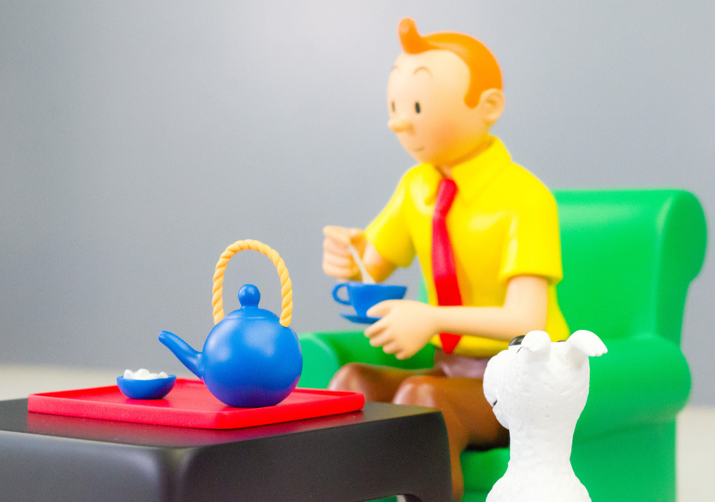 Statuette Moulinsart 47002 Tintin Drinking Tea: Blue Lotus 2023 Colorised 18cm Resin model