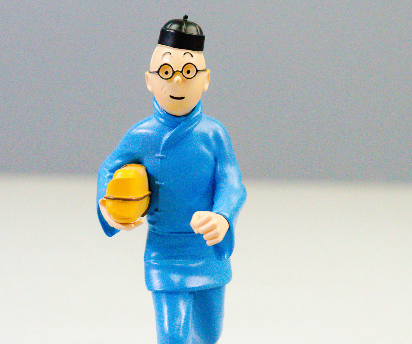 LTD RELEASE Tintin Figurine Moulinsart 42251 Tintin carrying Package: Blue Lotus 12cm Herge Figure