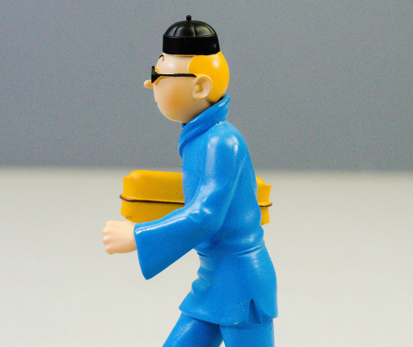 LTD RELEASE Tintin Figurine Moulinsart 42251 Tintin carrying Package: Blue Lotus 12cm Herge Figure