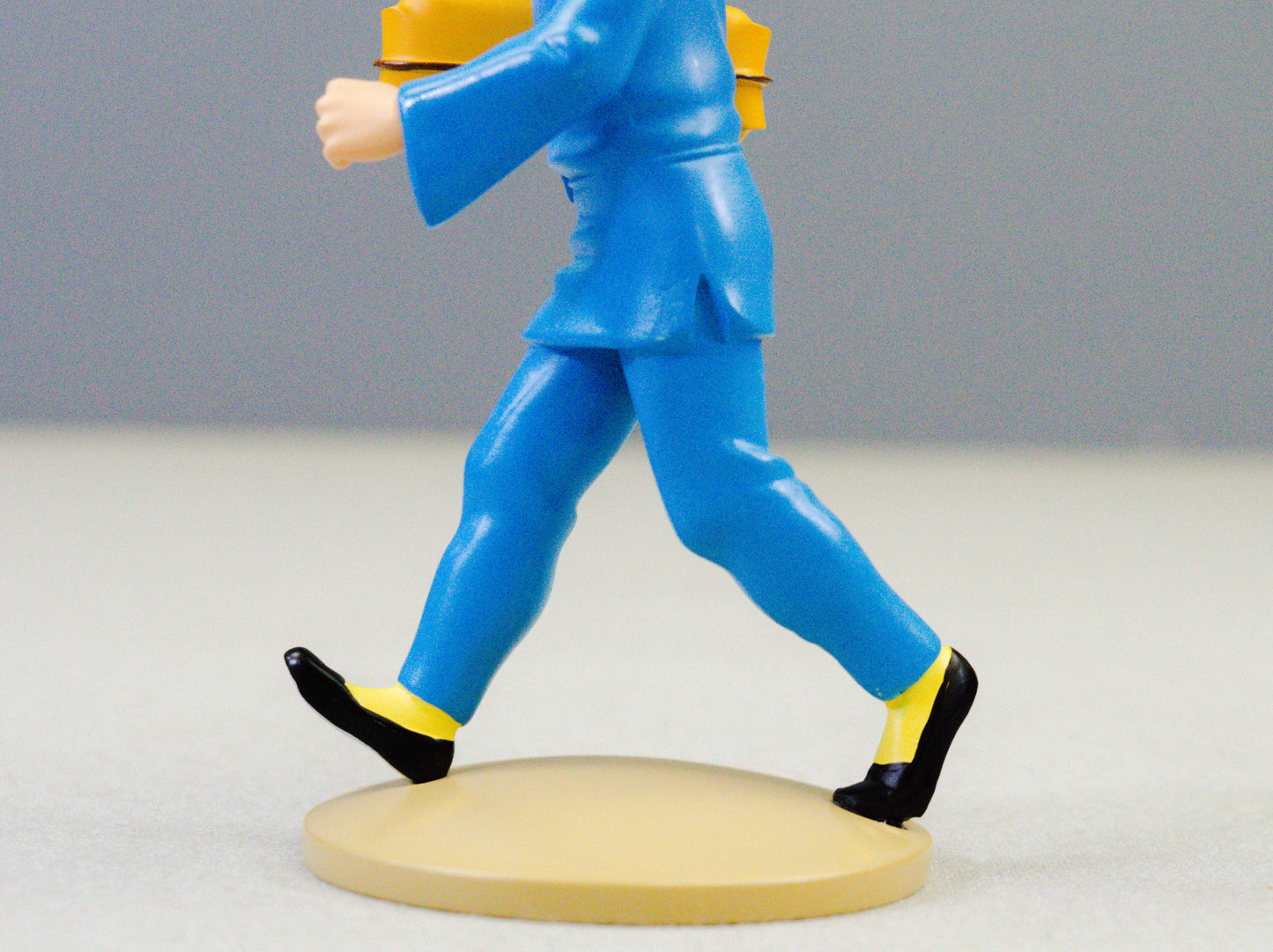 LTD RELEASE Tintin Figurine Moulinsart 42251 Tintin carrying Package: Blue Lotus 12cm Herge Figure