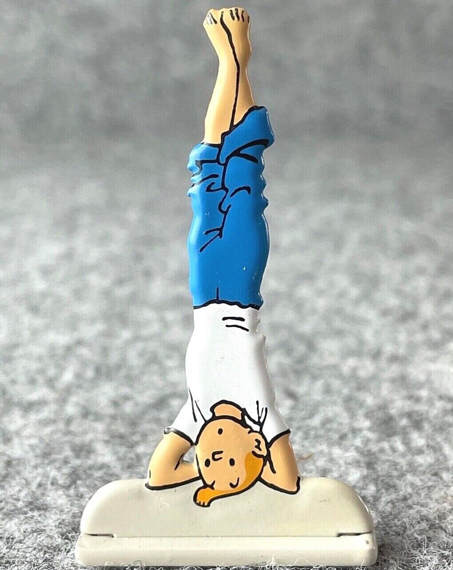 ARCHIVES TINTIN 2D Metal Figurine: Tintin Doing Yoga Moulinsart Relief Figure