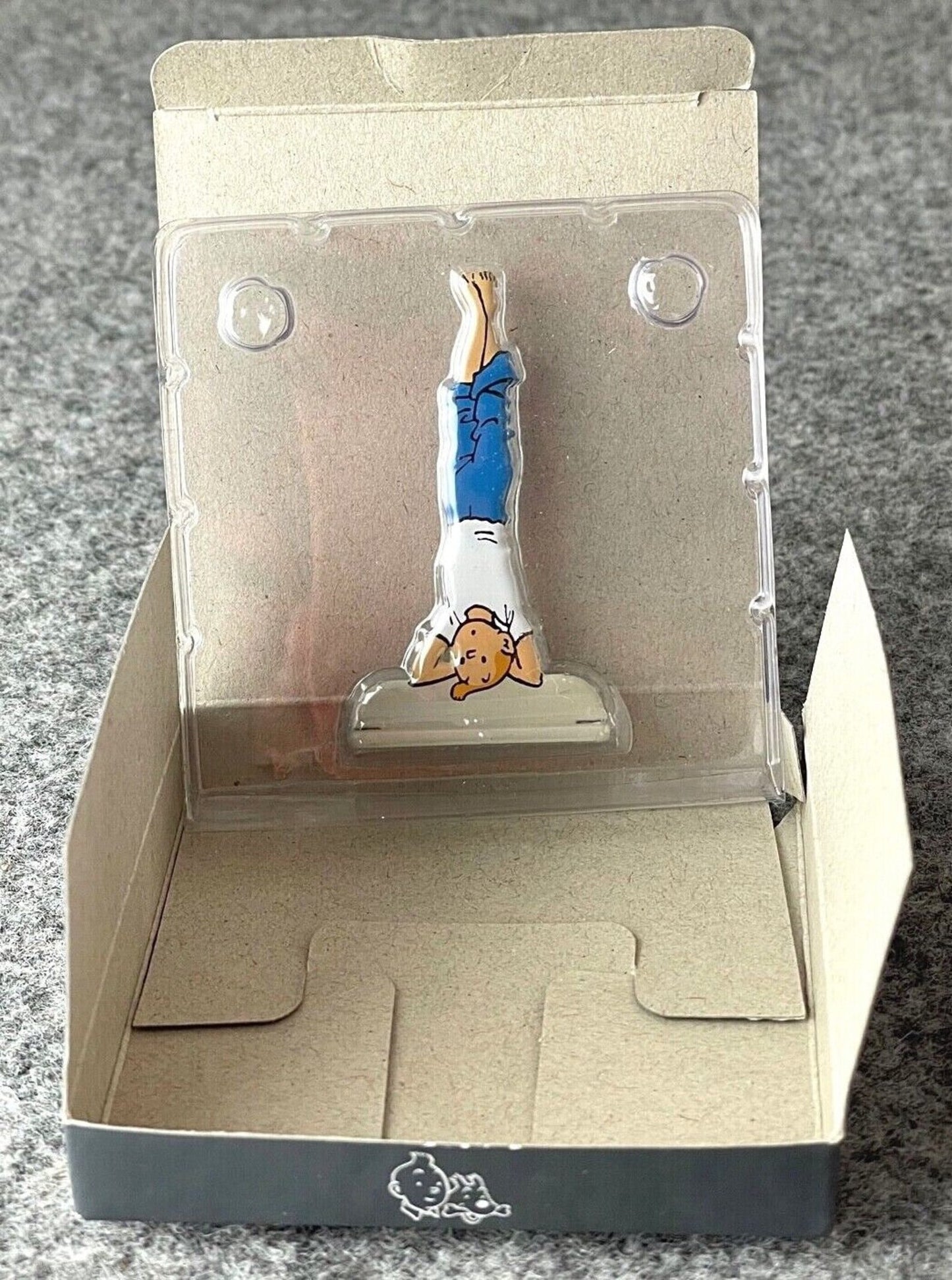 ARCHIVES TINTIN 2D Metal Figurine: Tintin Doing Yoga Moulinsart Relief Figure