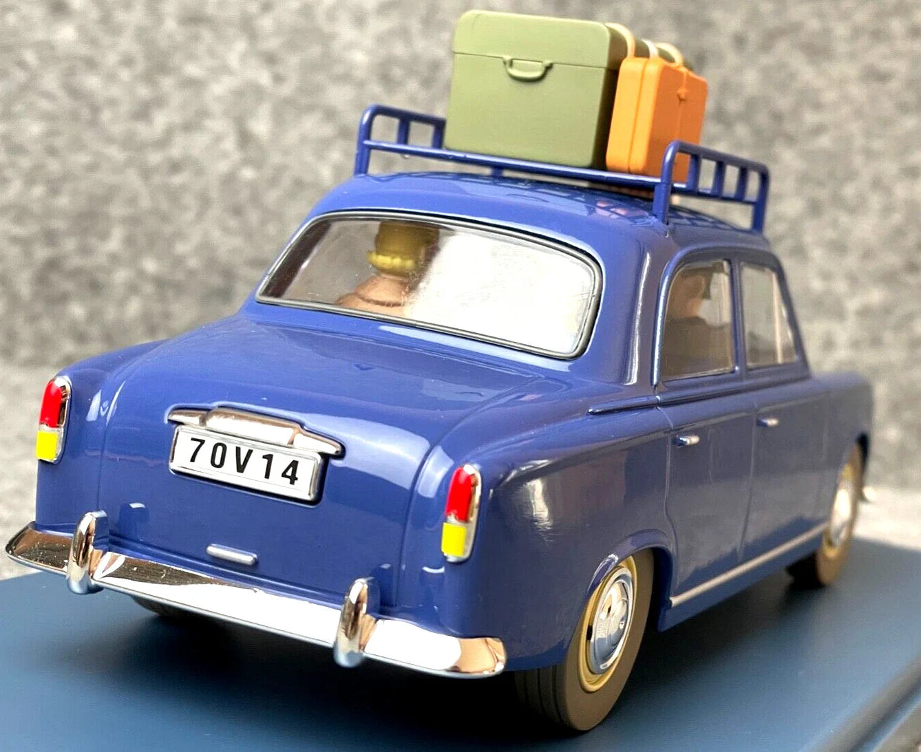 HACHETTE Tintin Car 1/24 #37 Peugeot 403: Castafiore Emerald Model Figure
