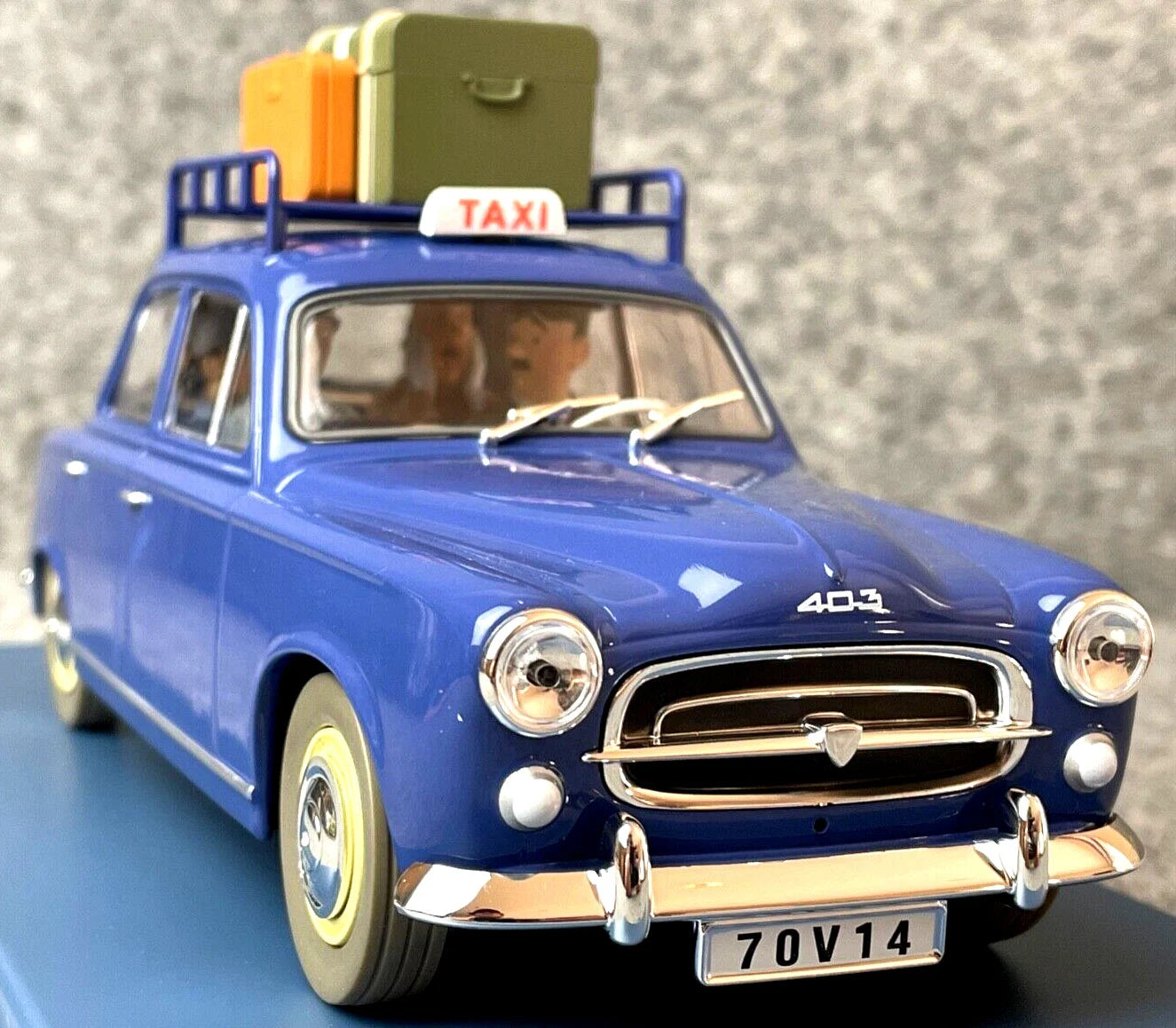HACHETTE Tintin Car 1/24 #37 Peugeot 403: Castafiore Emerald Model Figure