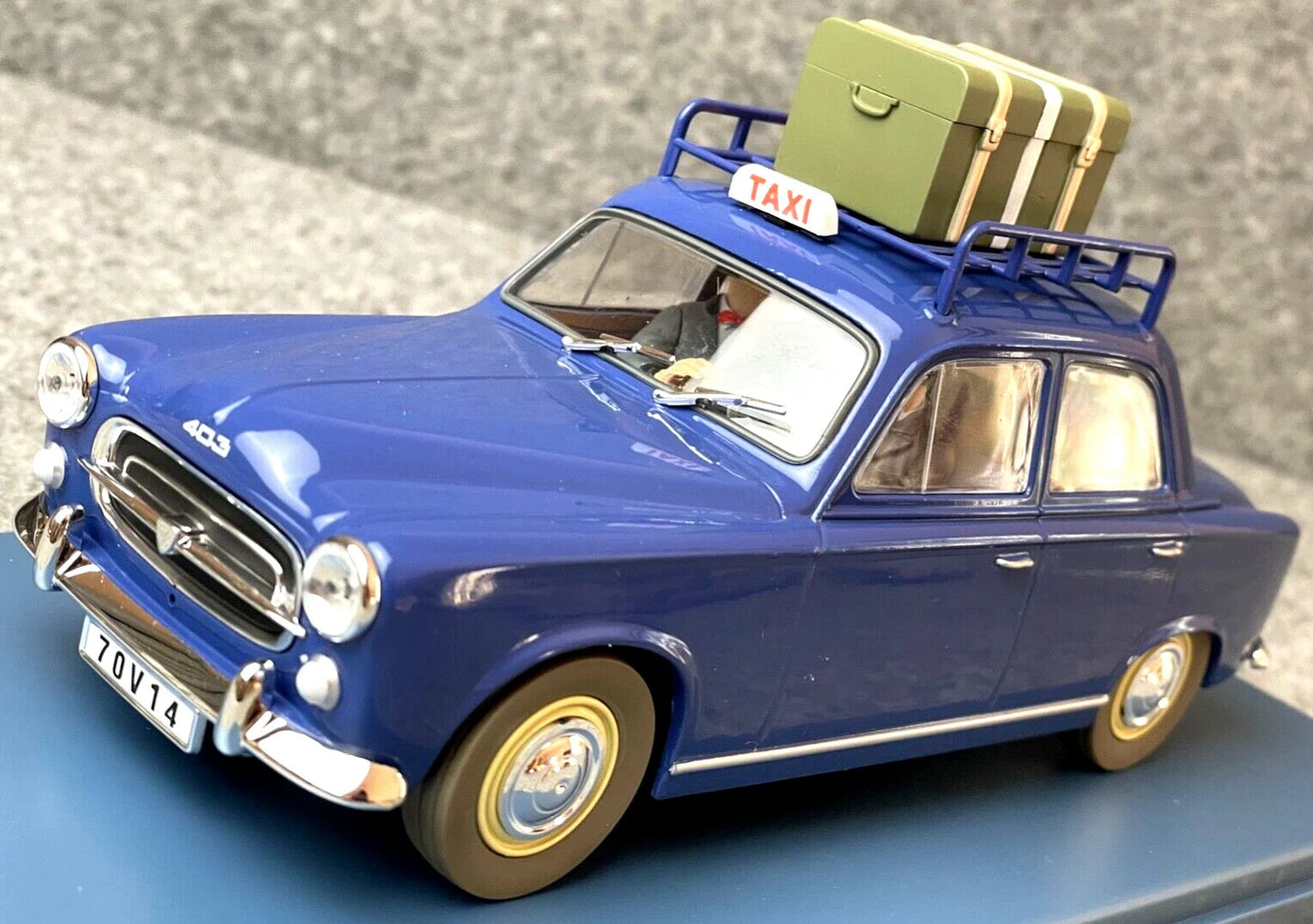 HACHETTE Tintin Car 1/24 #37 Peugeot 403: Castafiore Emerald Model Figure