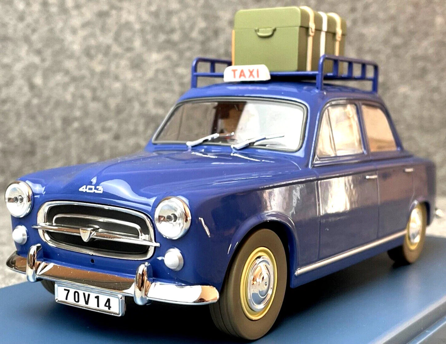 HACHETTE Tintin Car 1/24 #37 Peugeot 403: Castafiore Emerald Model Figure