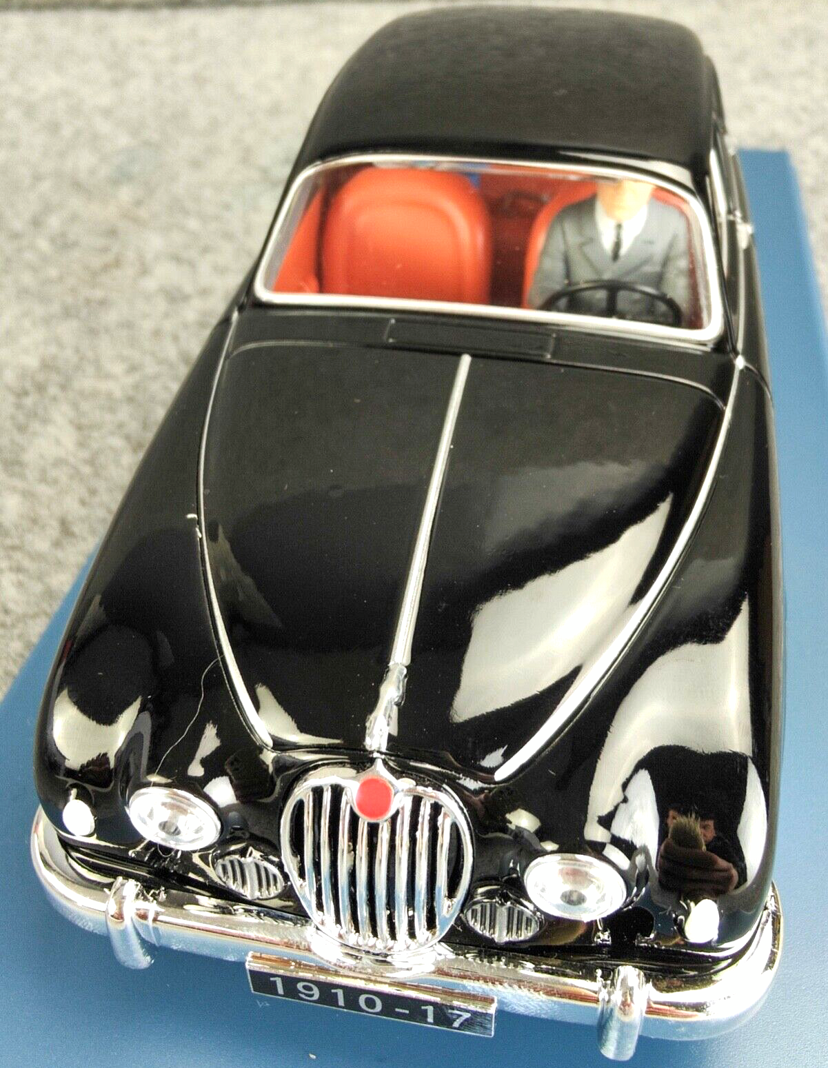 VOITURE TINTIN 1/24 29935 Jaguar MK I - Red Sea Sharks Hachette car #35