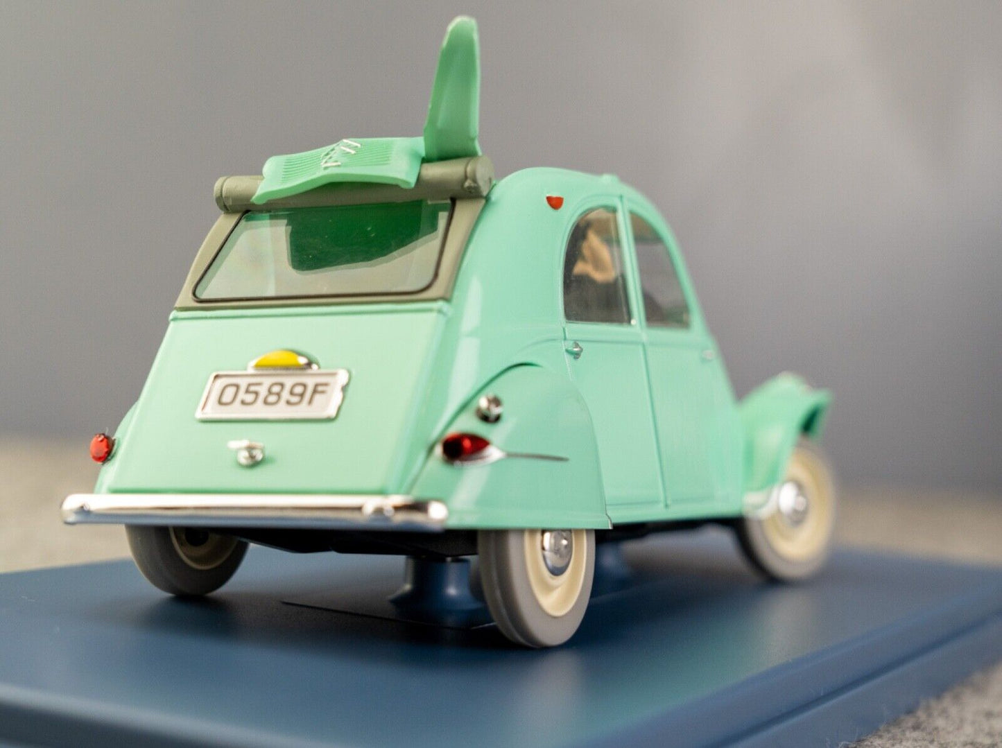 VOITURE TINTIN 1/24 29911 Crashed 2CV Car: Castafiore Emerald Hachette Model #11