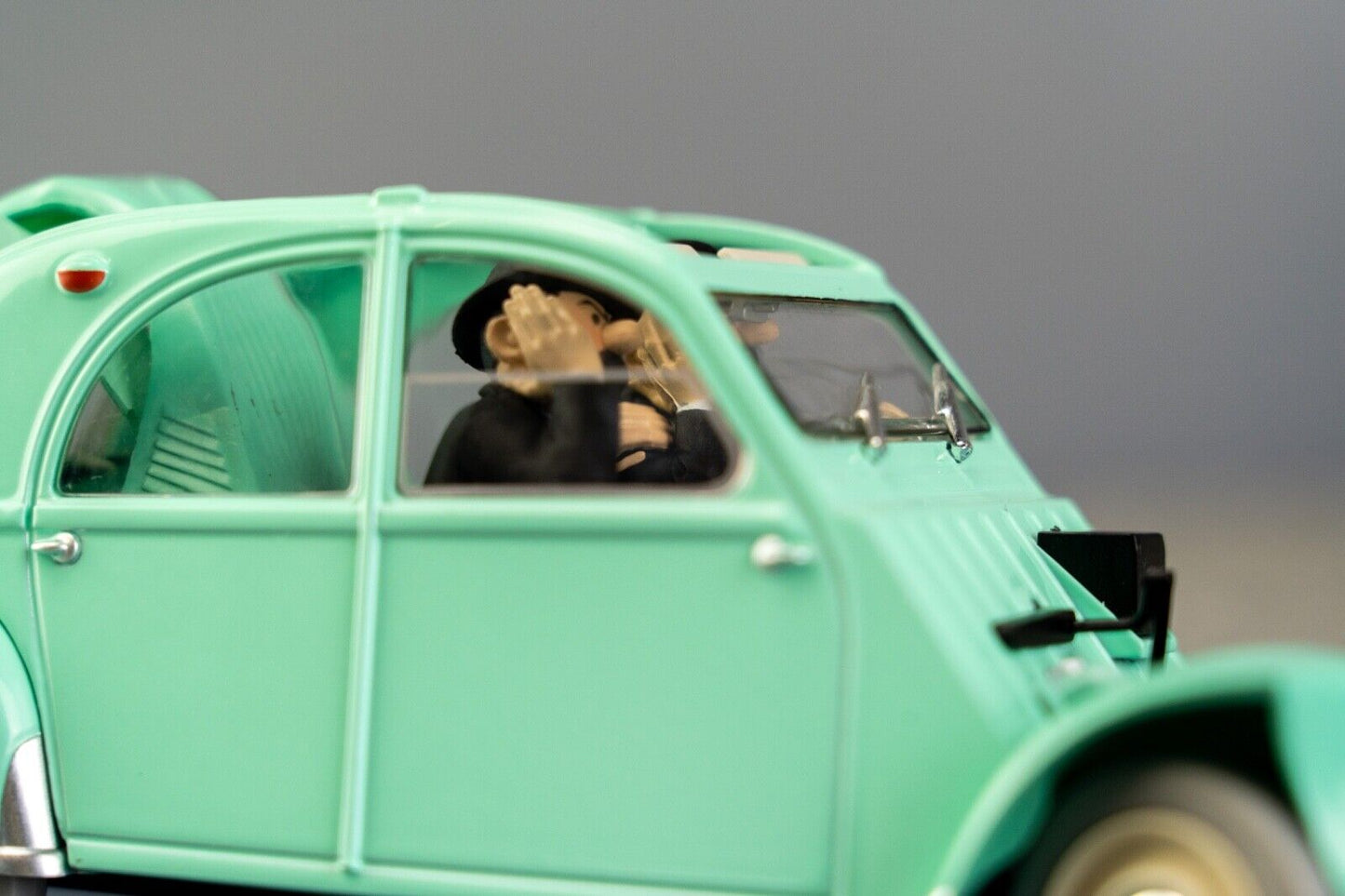 VOITURE TINTIN 1/24 29911 Crashed 2CV Car: Castafiore Emerald Hachette Model #11