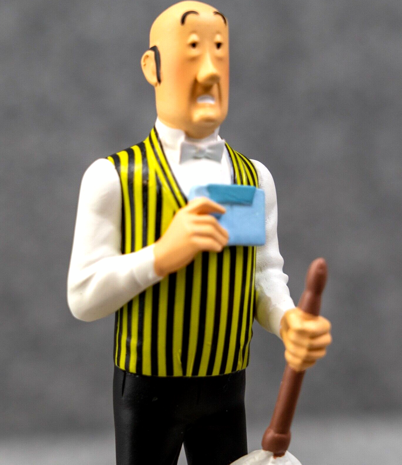 Tintin Figurine Moulinsart 42227 Nestor Dusting: Castafiore Emerald 12cm 31