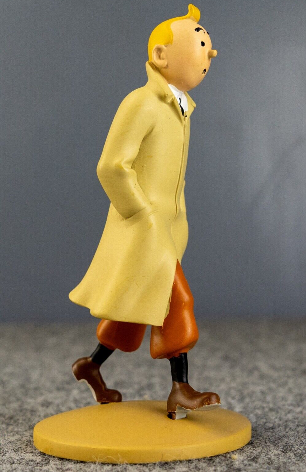 Figurine Moulinsart 42190 Tintin in Trenchcoat 12cm Resin Officielle Figure 1