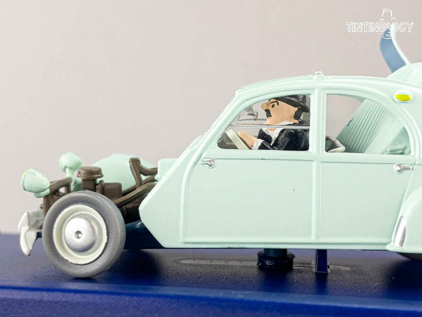 ATLAS TINTIN CAR # 33 Crashed 2CV Castafiore Emerald Herge model car 1/43 Scale