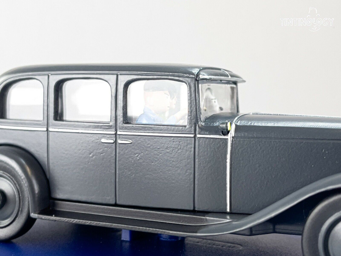 ATLAS TINTIN CAR # 38 Nanjing Limo - Blue Lotus Herge model car 1/43 Scale
